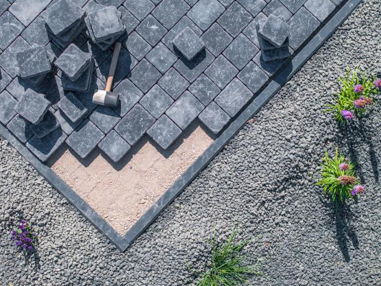 Pavage d'allées et terrasses : techniques et matériaux à privilégier